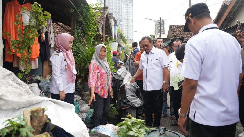 Pemkot Surabaya Benahi Rumah Yutriani yang Puluhan Tahun Dipenuhi Sampah