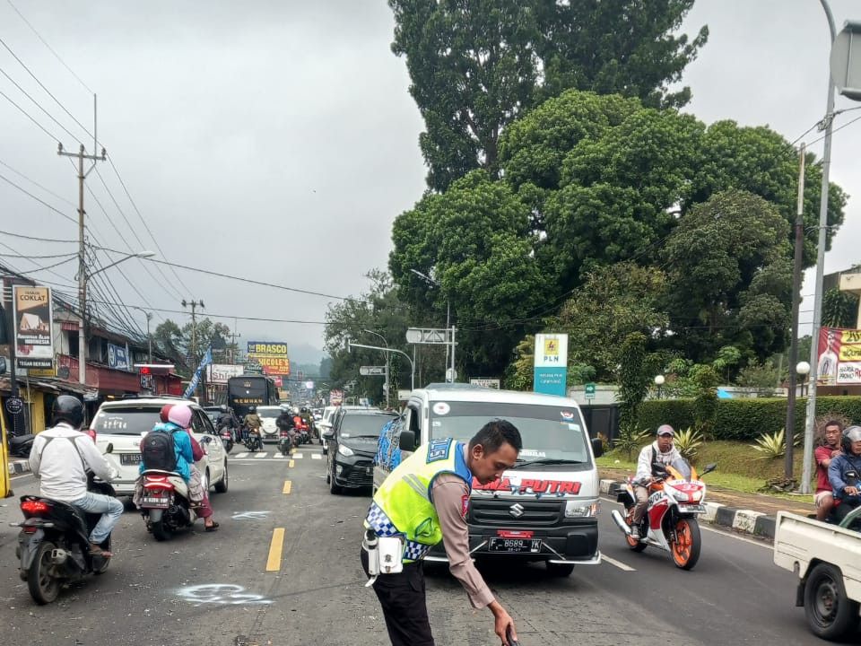 Minibus Tabrak Dua Truk Milik TNI AL di Puncak Bogor