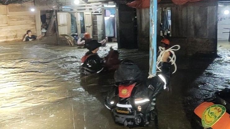 Banjir Setinggi 2 Meter Rendam Pemukiman di Kota Gunung Sitoli Sumut, 83 Warga Dievakuasi