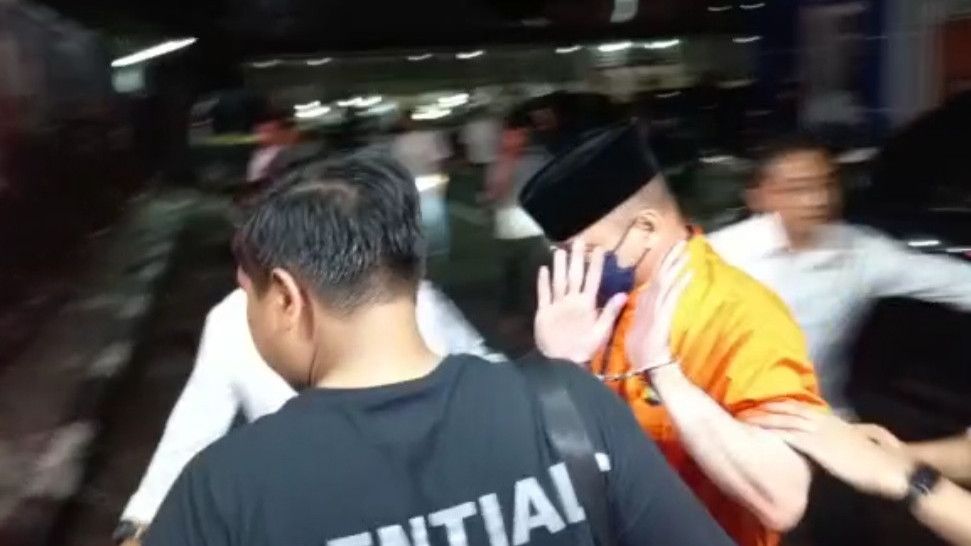 Penampakan Irjen Teddy Pakai Peci Hitam dan Baju Tahanan Saat Dibawa ke Rutan Polda Metro Jaya