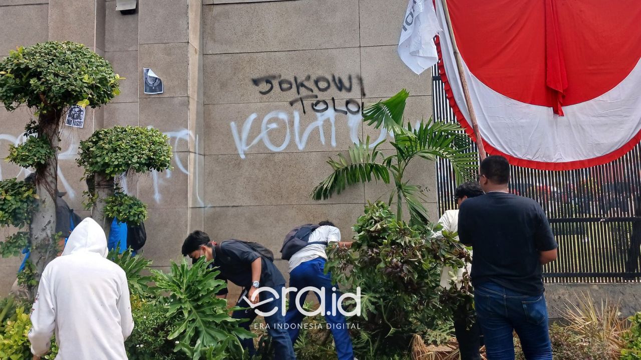 Demo Tolak RUU Pilkada Memanas, Massa Mulai Bakar dan Coret Tembok Gedung DPR