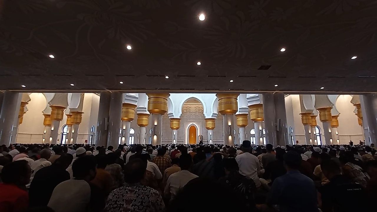 Dibuka untuk Jumatan Pertama Kali, Jamaah Padati Masjid Raya Sheikh Zayed