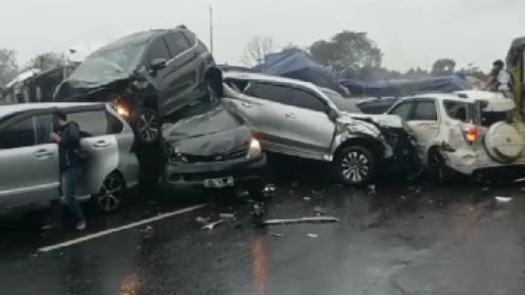 Kecelakaan Beruntun Tragis di Tol Cipularang, Mobil Korban Sampai Tutup Penuh Jalanan