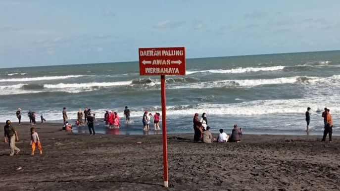 Pelajar Asal Semarang Terseret Ombak Saat Berenang di Pantai Parangkusumo