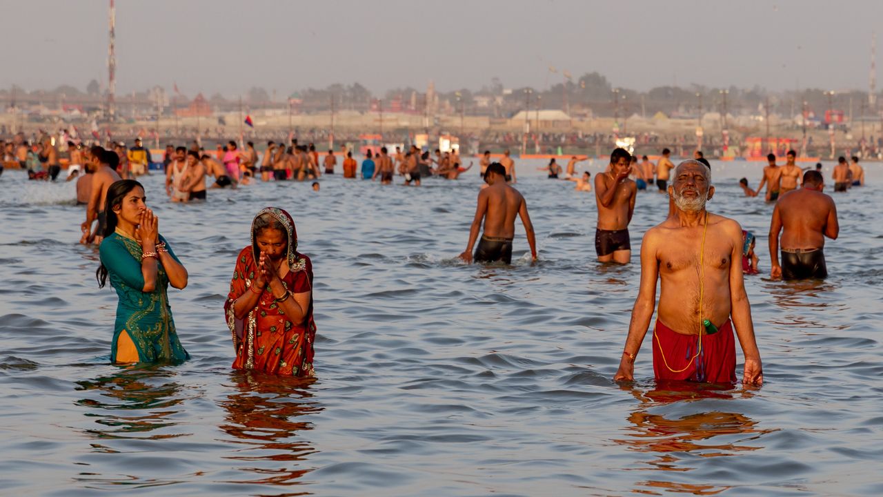 India Masih Wabah Corona, Warga Tetap 'Mandi Suci' di Sungai Gangga