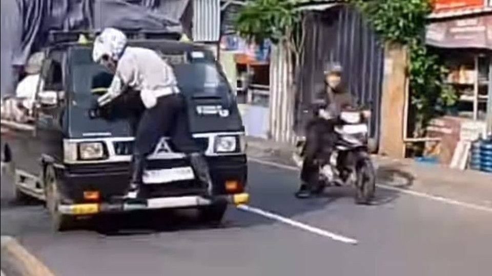 Viral Petugas Dishub di Depok Pilih Nempel di Kap Mobil Pikap Demi Tegakkan Peraturan