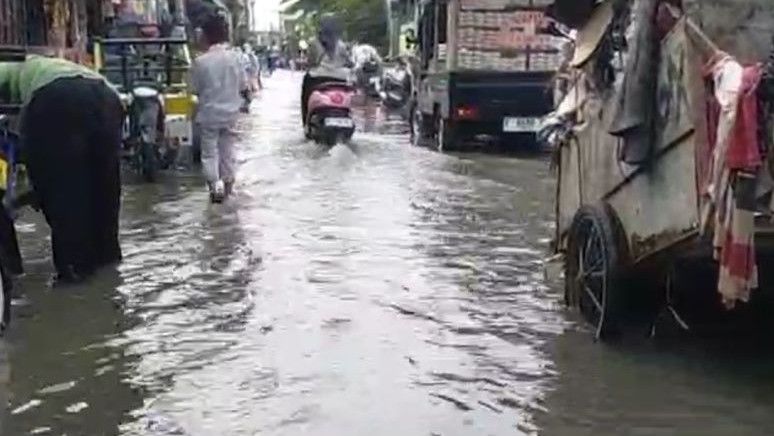 Banjir Rob di Tanjung Priok, 15 Perjalanan Kereta Listrik Terpaksa  Dibatalkan