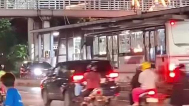 Viral Mobil Lawan Arah Masuk Jalur TransJakarta, Polisi: Dia Orang Baru Enggak Tahu Jalur