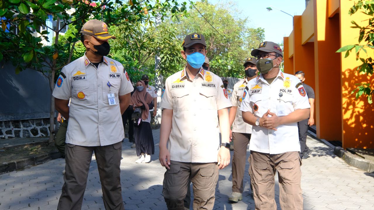 Gagahnya Gibran Bin Jokowi Berseragam Satpol PP, Apresiasi Penegakan Perda Saat Pandemi