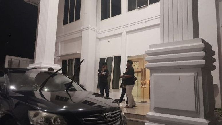KPK Geledah Kantor Gubernur Maluku Utara Abdul Gani di Kota Ternate