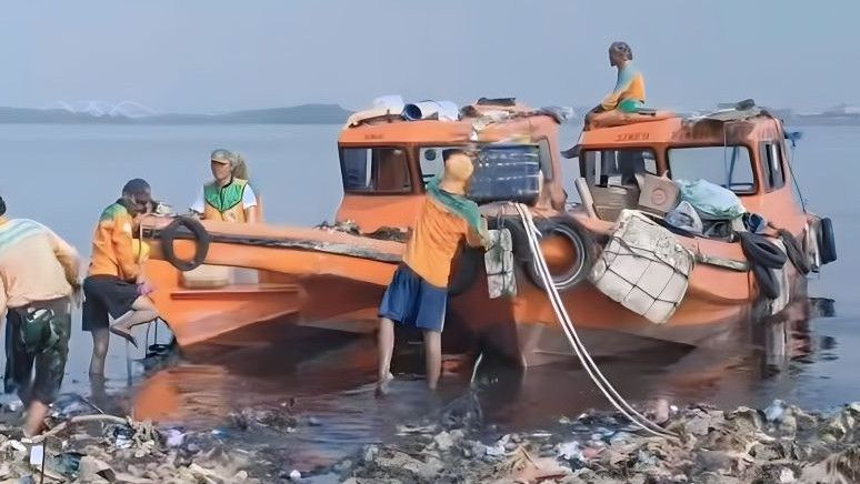 Dinas Lingkungan Hidup Pemprov DKI Bersihkan Pantai Mangrove Muara Angke