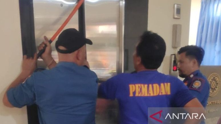 Lima Mahasiswa Udayana Terjebak di Dalam Lift, BPBD Denpasar Segera Evakuasi