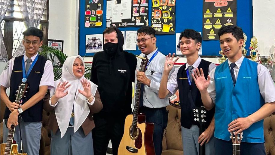Alan Walker Sambangi Sekolah di Medan untuk Temui Guru yang Ajarkan Siswa Nyanyikan Lagunya