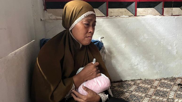Momen Seorang Ibu Gendong Bagian Tubuh Anak yang Tewas Terbakar di Tebet Jaksel