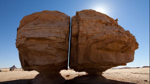 Misteri Batu Al Naslaa yang Terbelah Sempurna di Gurun Arab