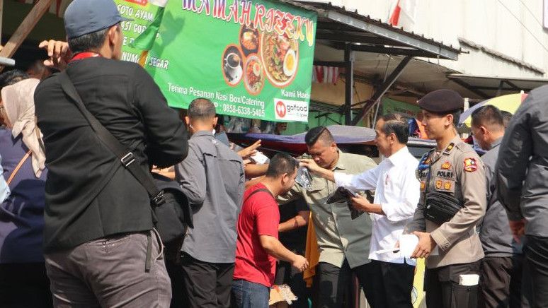 Tinjau Pasar Parungkuda Sukabumi, Jokowi: Saya Senang Harga Bahan Pokok Turun