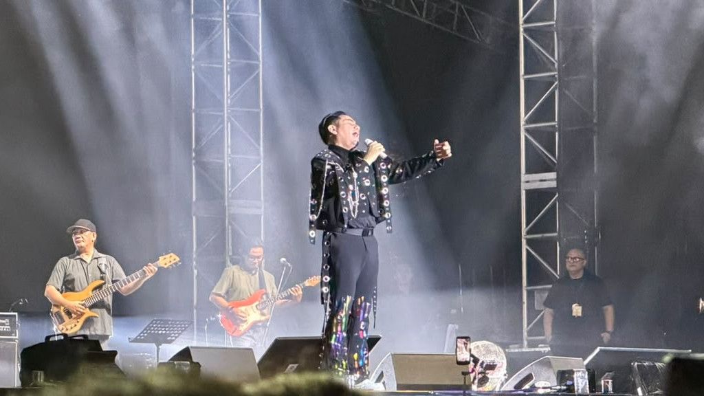 Momen King Nassar Panjat Tiang Panggung di Social Chic 2026, Penonton: Oppa Kiyowo