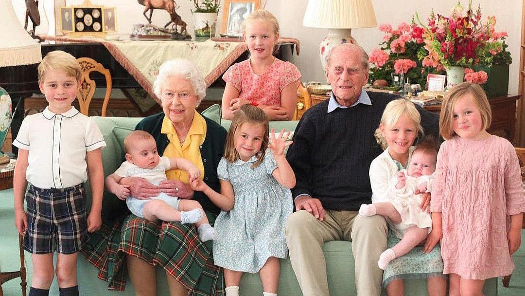 Kerajaan Inggris Rilis Foto Pangeran Philip Bareng Cicit Tersayang, ke Mana Archie Putra Pangeran Harry?