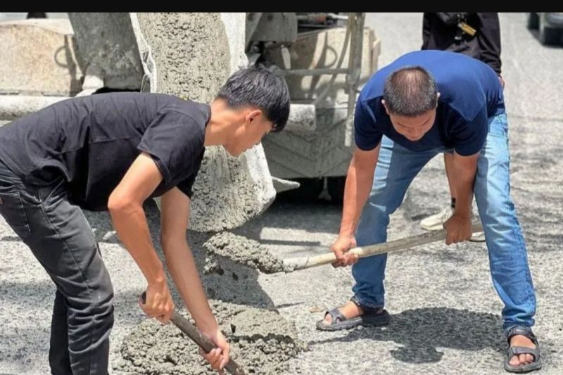 Dinas PUPR Mengaspal Jalan Rusak di Pekanbaru Usai Viral karena Dicor Warga