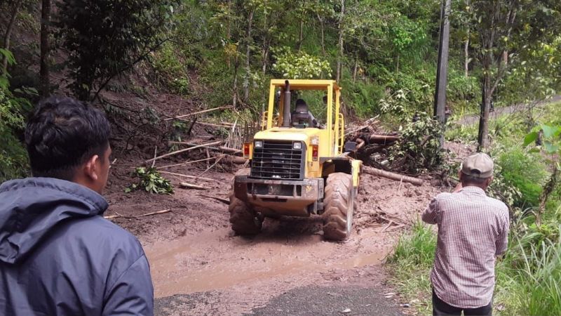 Pemprov Sulsel Potong Gunung Demi Bebaskan Kendaraan dari Longsor Luwu Utara