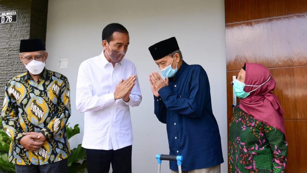 Momen Jokowi Jenguk Buya Syafi'i Maarif di Sleman