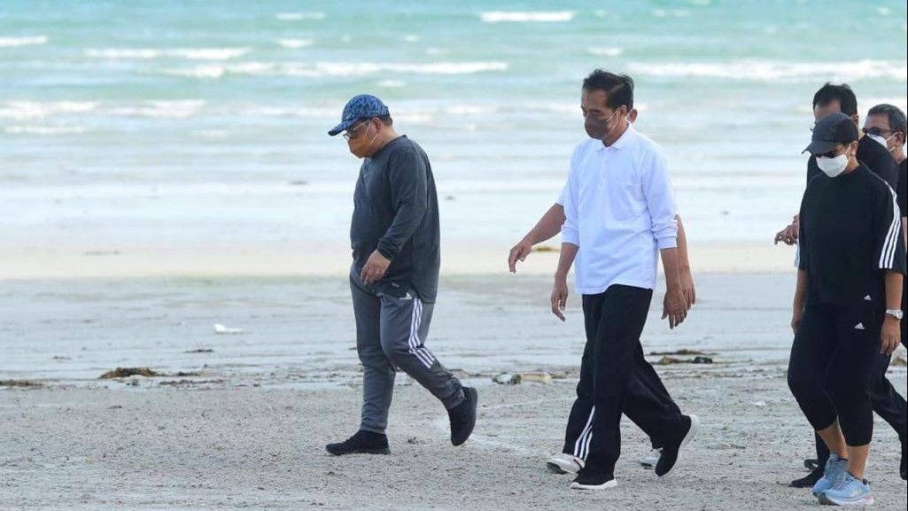 Momen Jokowi Olahraga Bareng Para Menteri Jelang Bertemu PM Singapura di Bintan