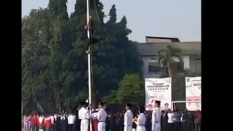 Momen Teknisi Sound System di Tangsel Selamatkan Bendera Merah Putih yang Putus Talinya