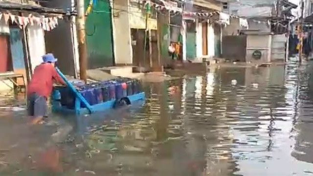 Minggu Pagi, Akses Pelabuhan Muara Angke Kembali Terendam Rob