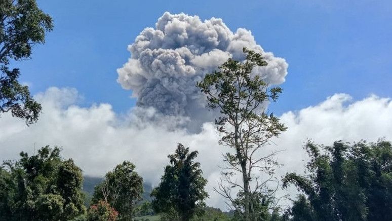 Gunung Merapi Sumatera Barat Erupsi Besar, Warga Diminta Waspada