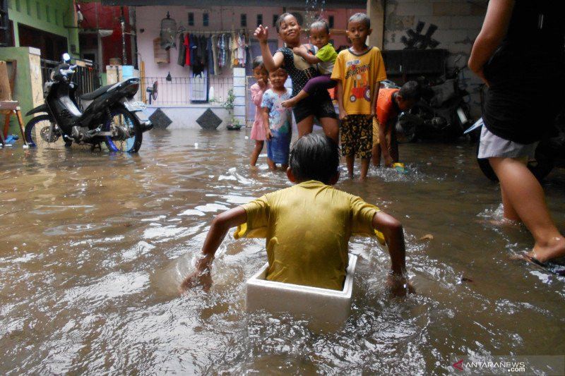 BPBD Evakuasi Warga Korban Banjir di Bekasi