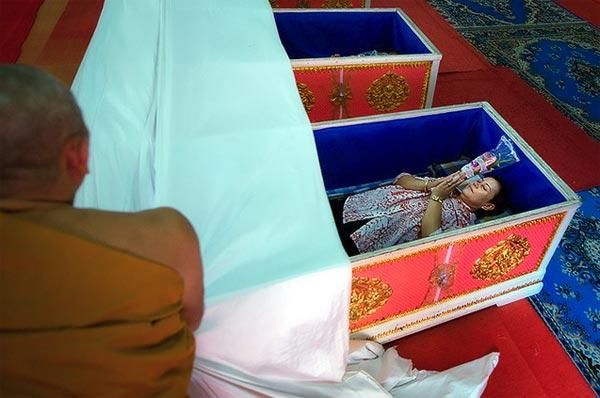 Ritual peti mati Thailand