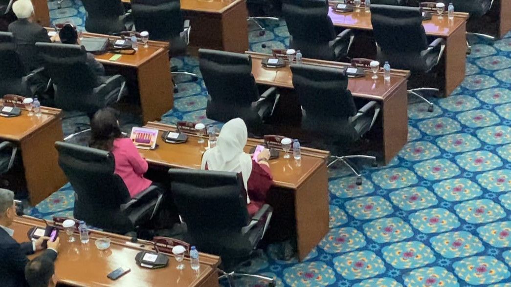 Anggota Fraksi PDIP Main Game Saat Paripurna DPRD DKI Jakarta, Gembong: Enggak Etis Apapun Alasannya