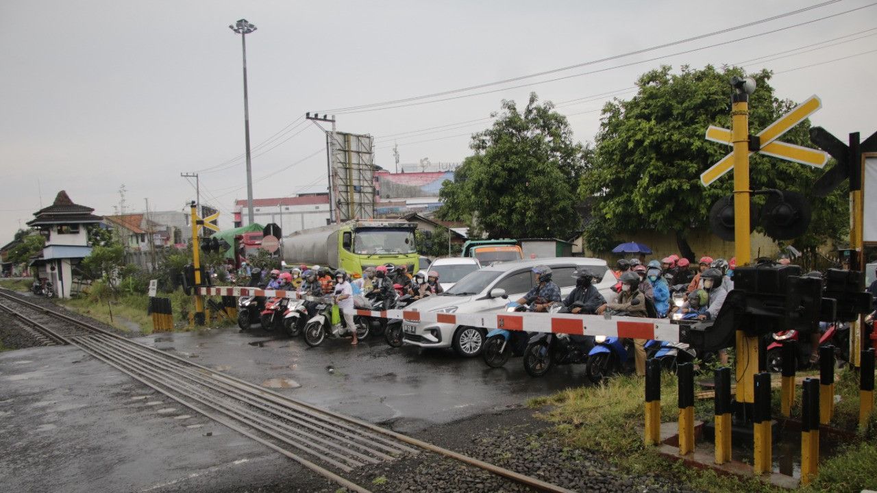 'Adu Banteng' Kereta dan Commuter di Bandung, Dua KA Asal Surabaya Dialihkan Perjalanannya