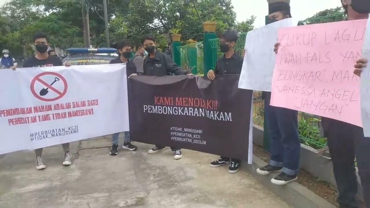 Massa penolakan pemindahan makam Vanessa (Foto: YouTube/Sambel Lalap)