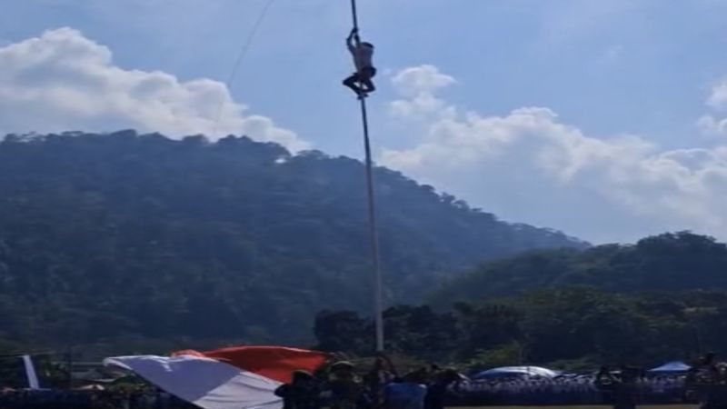 Anak SD di Lampung Selatan Panjat Tiang Demi Kibarkan Bendera Indonesia