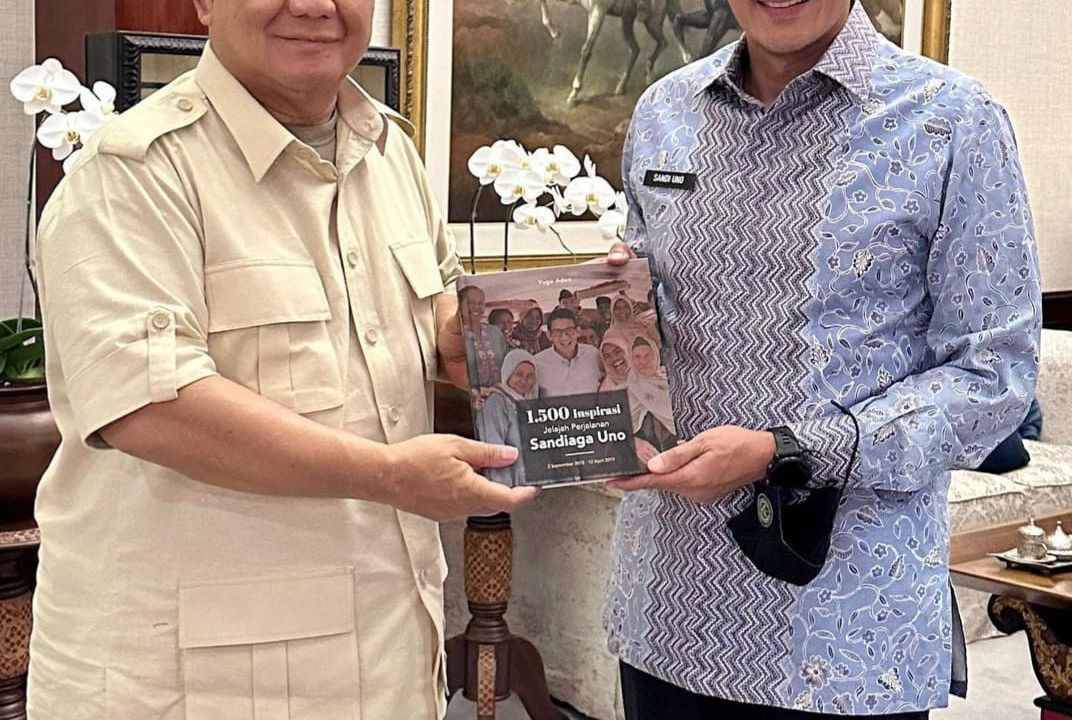 Sandiaga Bertemu Prabowo Sambil Bawa Buku Perjalanan Pilpres 2019 di Tengah Isu Gabung PPP
