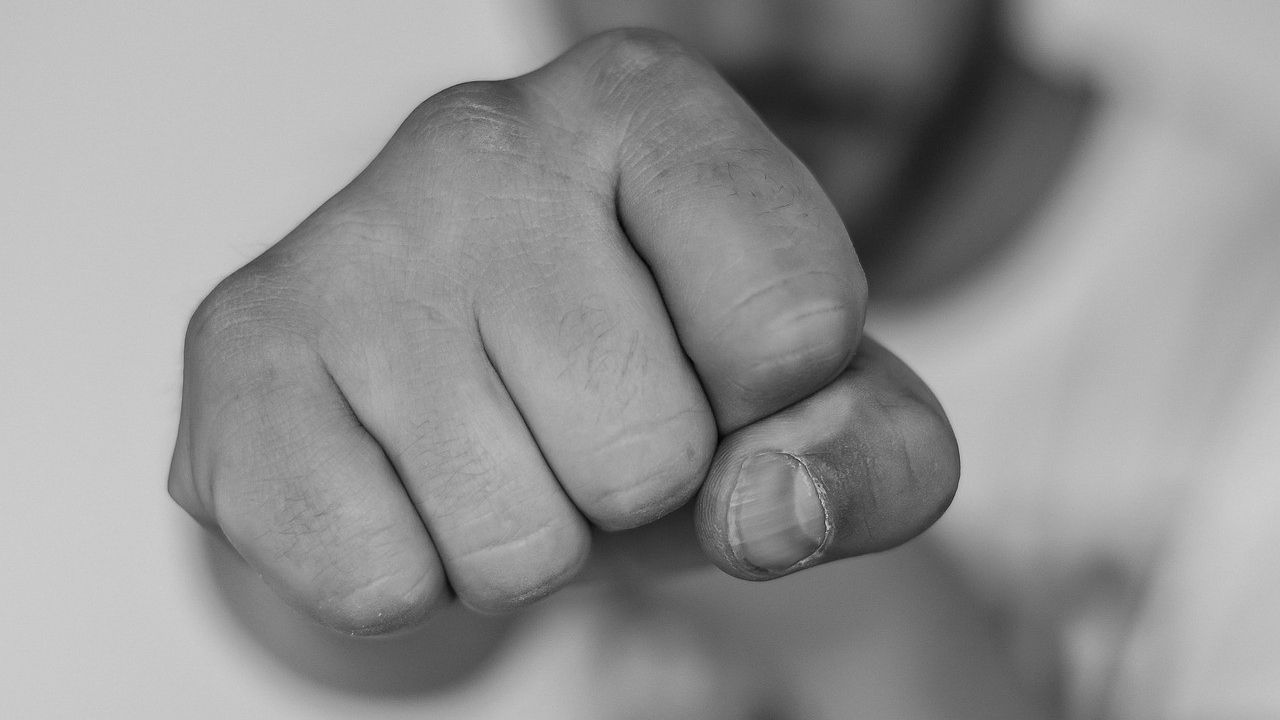 Pria yang Pukuli dan Teriak 'Teroris!' ke Perempuan di Halte Jakbar Kini Diburu