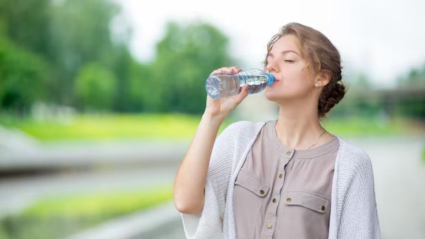 Benarkah Banyak Minum Air Putih Bisa Bantu Menurunkan Berat Badan?