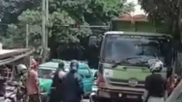 Viral Pria Banting-Injak Sopir Truk di Lampu Merah Cibubur, Polisi: Berawal Serempetan, Pelaku Mengaku 'Anggota'