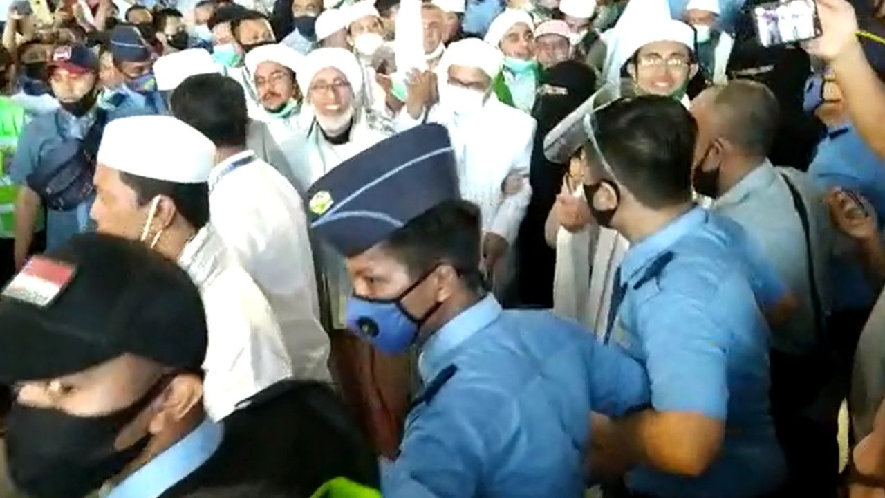 Sapaan Pertama Rizieq Shihab di Hadapan Massa: Allahu Akbar!