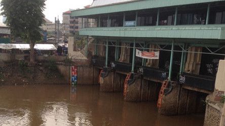 Jakarta Diguyur Hujan Sejak Pagi, Pintu Air Pasar Ikan Siaga II Banjir