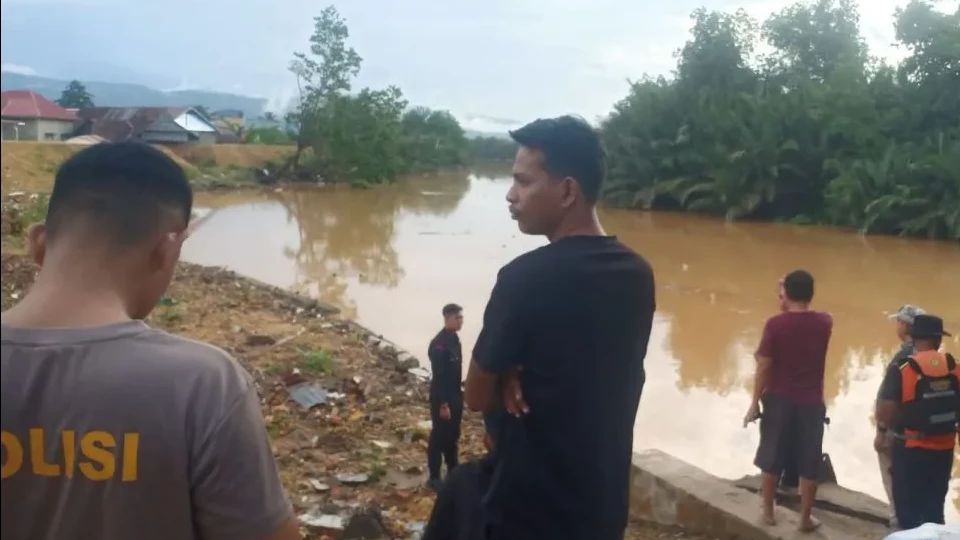 Basarnas Kendari Temukan Jasad Balita yang Jatuh ke Selokan Terseret Arus Banjir