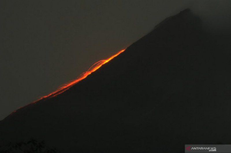 Gunung Merapi Luncurkan Guguran Lava Pijar Sejauh 1 Km, Status Siaga