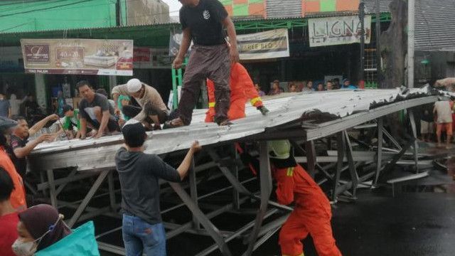 Detik-detik Kanopi Toko Furnitur di Duren Sawit Roboh Akibat Angin Kencang, 2 Orang Luka Ringan