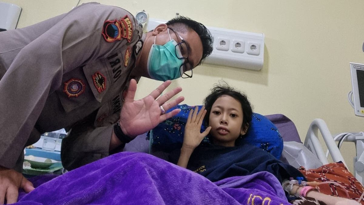 Aksi Kapolri Bawa Sinta Aulia, Bocah Penderita Tumor Kaki Asal Rembang Naik Heli Berobat Ke RS Polri Kramat Jati