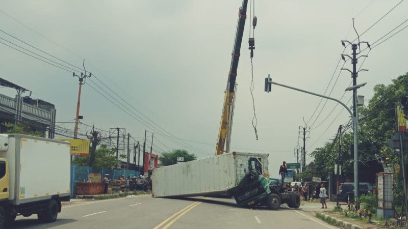 Truk Kontainer Daging Terguling di Jalan Serang-Tangerang, Jalur ke Jakarta Tertutup