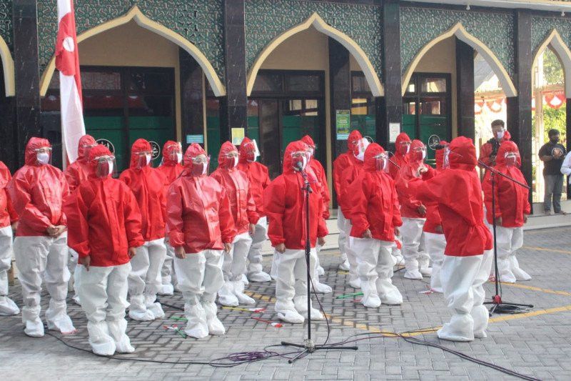 Tenaga Medis di Sidoarjo Pakai Baju Hazmat Merah Putih Peringati HUT RI