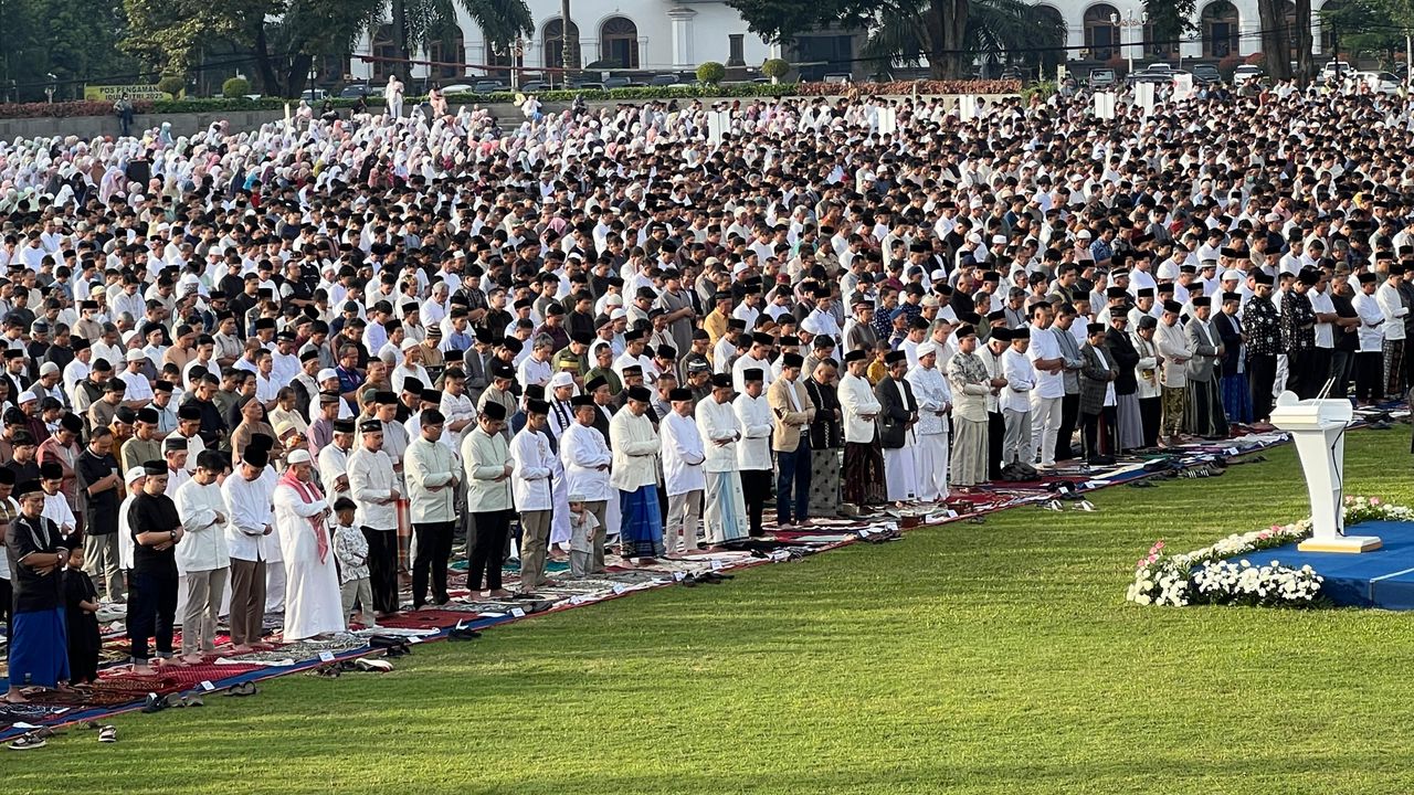 Enam Orang Kecopetan Saat Berebut Foto dengan Dedi Mulyadi Usai Salat Idulfitri di Lapangan Gasibu