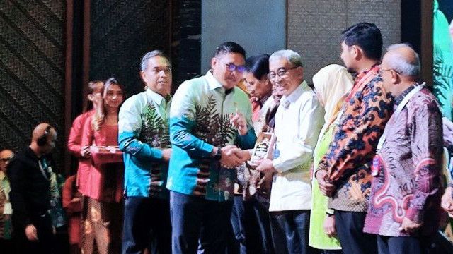 Berhasil dalam Hal Ini, Pj Gubernur Sulsel Zudan Dapat Penghargaan Anugerah Perkebunan 2024