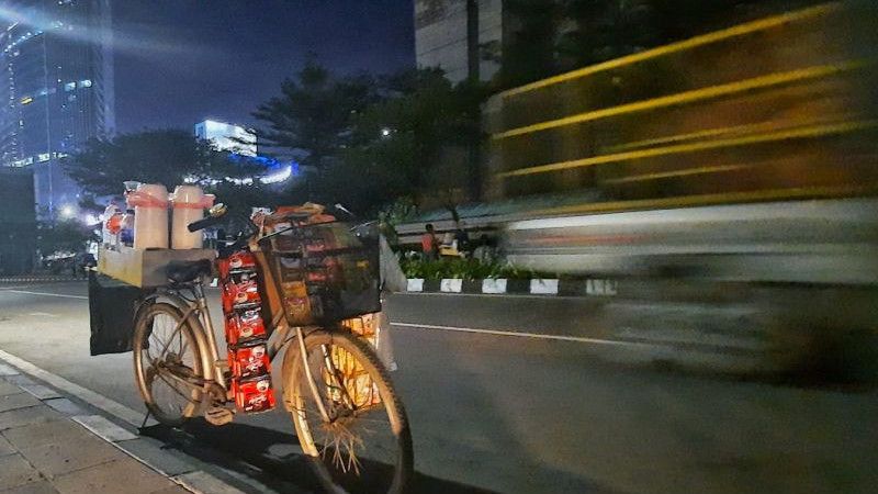Viral Starling Kecelakaan di Jalan Sudirman Jakarta, Ditendang Satpol PP atau Jatuh Sendiri?